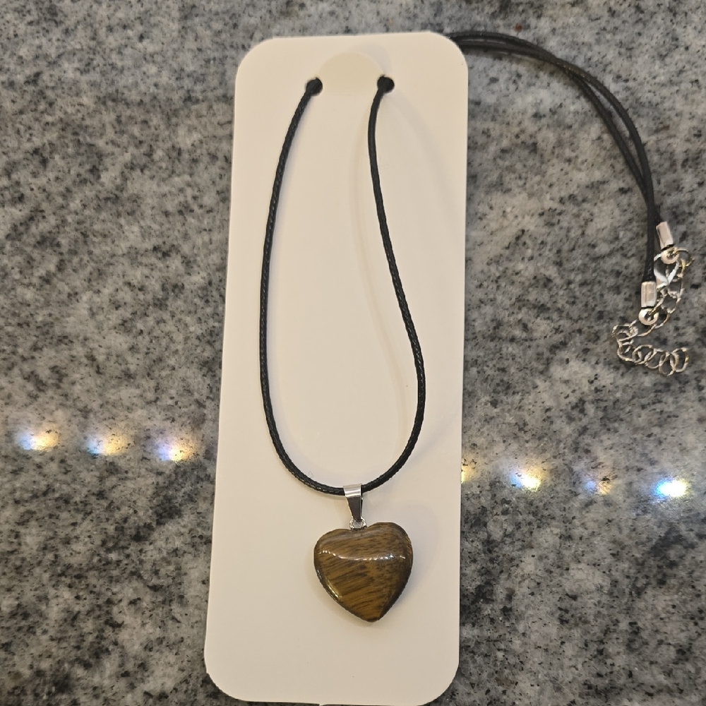 2/$10‎ Tiger's Eye Heart Shaped Necklace 🎄